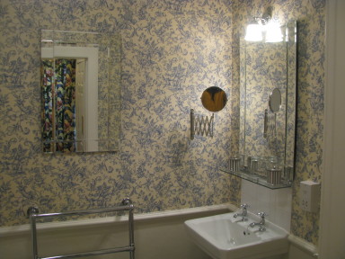 Grizel's Room - Lovely bathroom - larger image